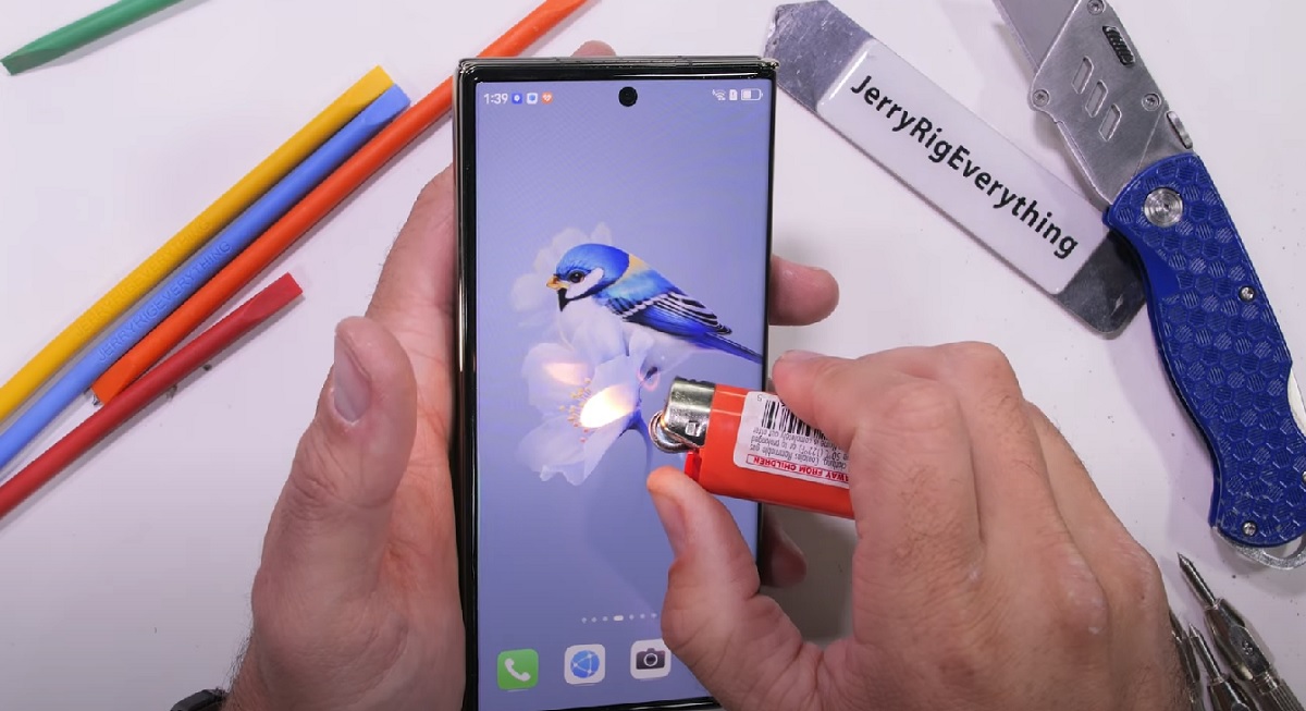 Resiste fino alla fine e muore da eroe: un blogger mette alla prova lo smartphone pieghevole Huawei Mate XT con sabbia, bisturi e fuoco (video) Resiste fino alla fine e muore da eroe: un blogger mette alla prova lo smartphone pieghevole Huawei Mate XT con sabbia, bisturi e fuoco (video)