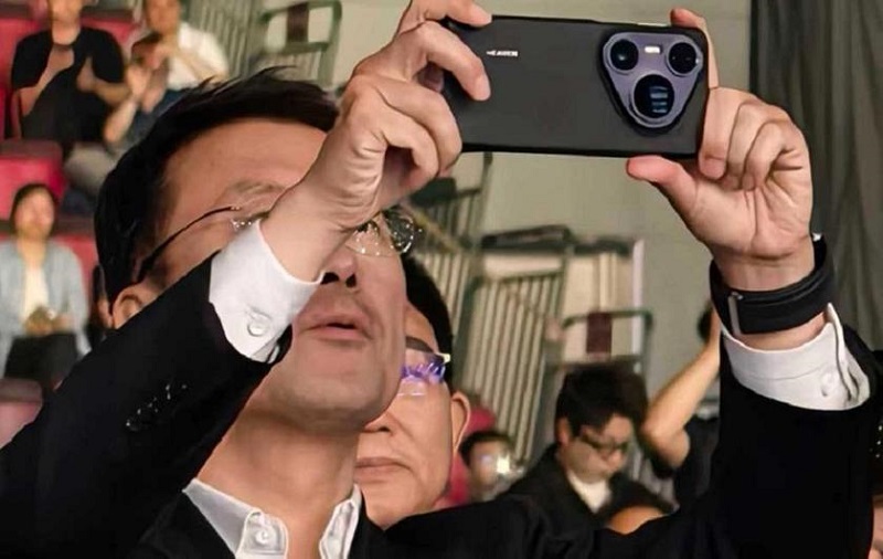 He Gang con lo smartphone Pura 80 Ultra He Gang con lo smartphone Pura 80 Ultra