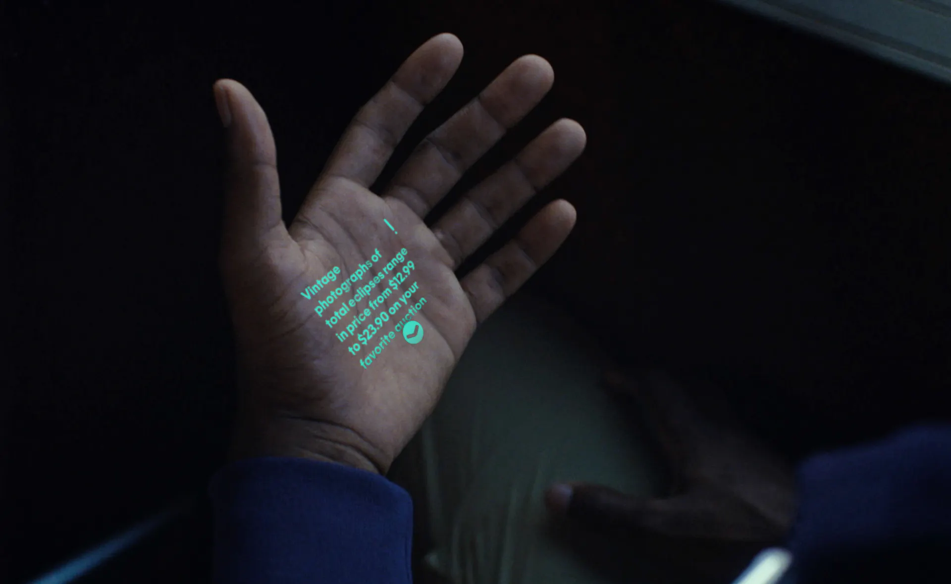 Humane ha presentato ufficialmente AI Pin, un dispositivo indossabile con proiettore laser e supporto per i modelli OpenAI al prezzo di 699 dollari.-2
