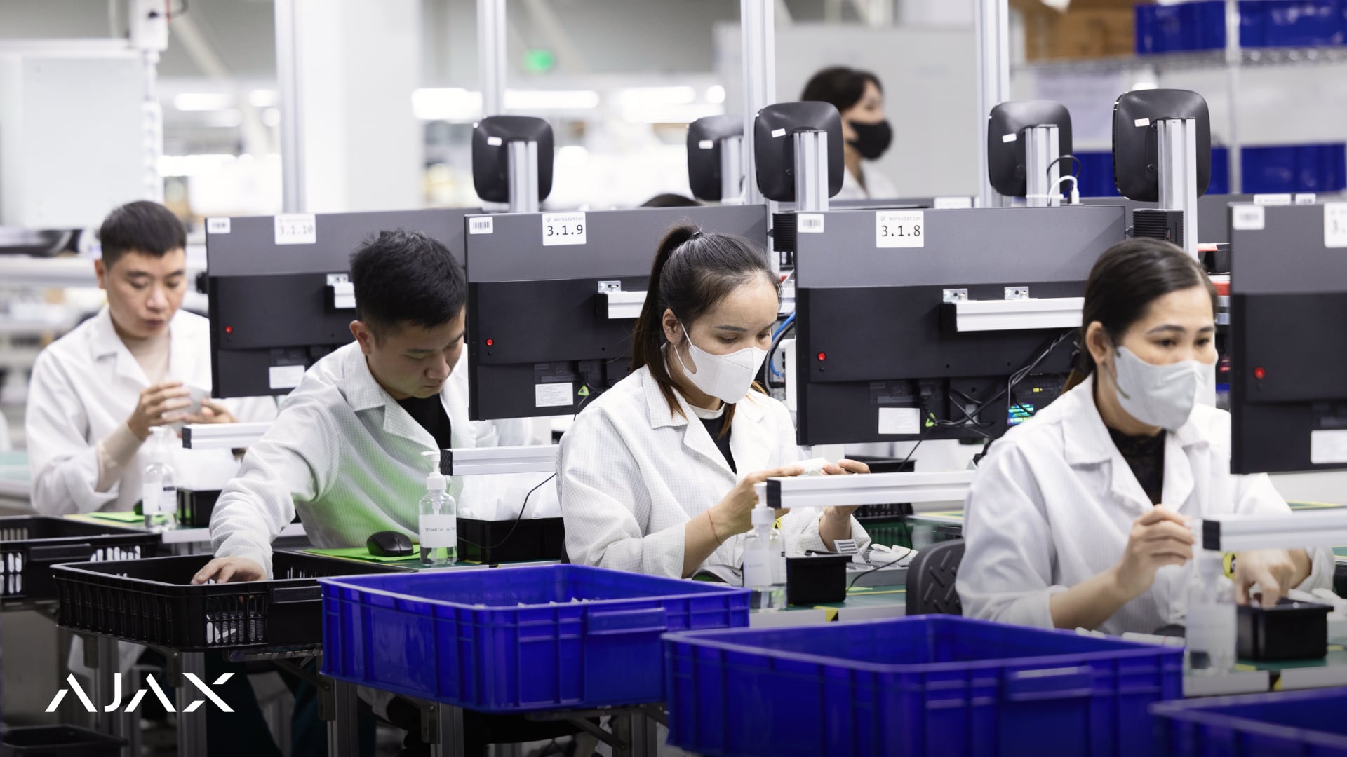 Dipendenti presso lo stabilimento di AJAX Systems in Vietnam