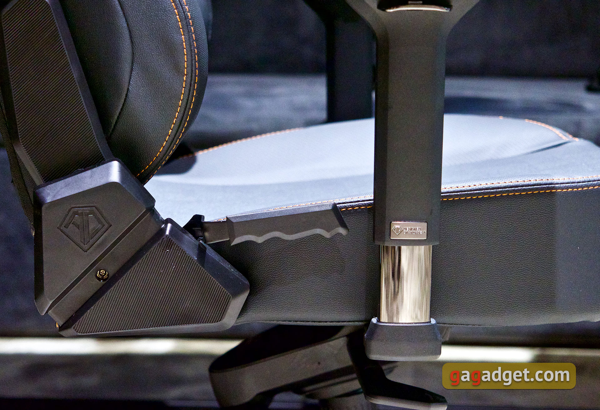 Trono per il gioco: una recensione dell'Anda Seat Kaiser 3 XL-27 Trono per il gioco: una recensione dell'Anda Seat Kaiser 3 XL-27
