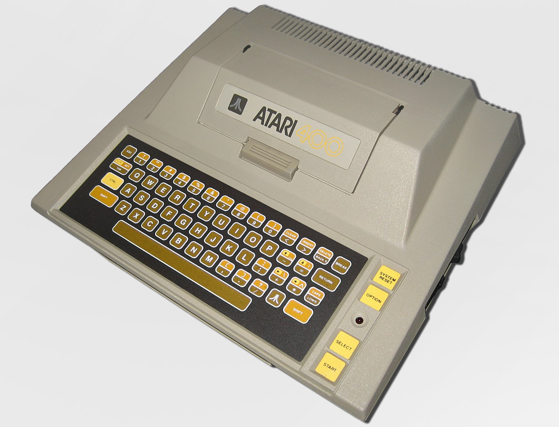 Atari 400 - il primo computer del quattordicenne Gary McKinnon Atari 400 - il primo computer del quattordicenne Gary McKinnon
