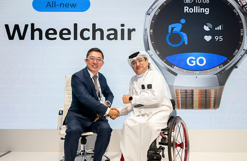 Huawei Regional Manager Bruce Li e Presidente del Comitato Paralimpico Asiatico Majid Rashed