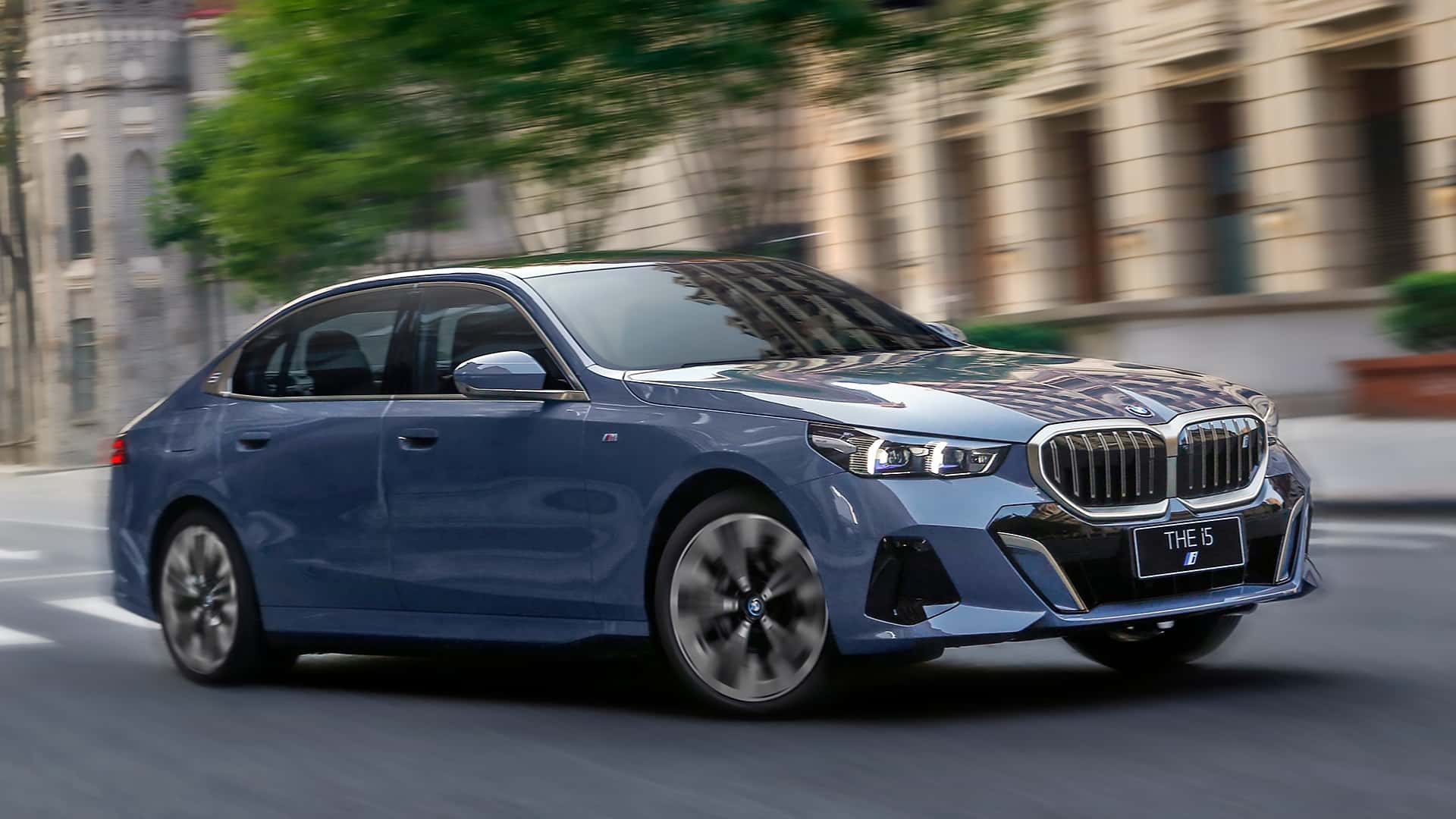 BMW i5 LWB e BMW 5er Limousine per la Cina 2024 vista posteriore