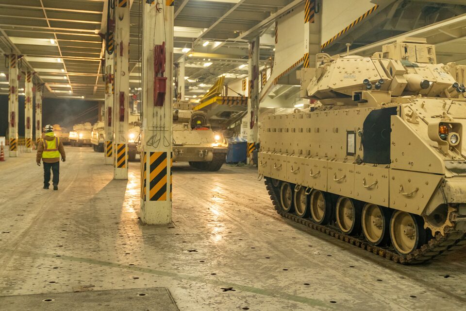 Il Bradley destinato all'Ucraina viene caricato sulla portaerei ARC Integrity Il Bradley destinato all'Ucraina viene caricato sulla portaerei ARC Integrity