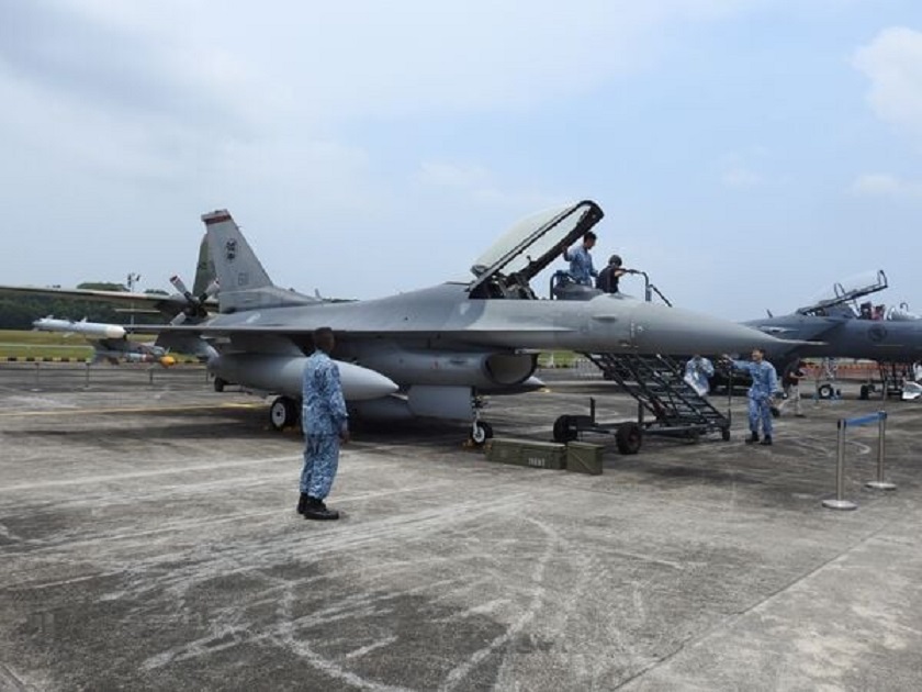 L'aeronautica militare di Singapore ha confermato pubblicamente che i suoi caccia F-16 Fighting Falcon modernizzati sono armati con missili Python 5 di quarta generazione con una gittata di 20 km. L'aeronautica militare di Singapore ha confermato pubblicamente che i suoi caccia F-16 Fighting Falcon modernizzati sono armati con missili Python 5 di quarta generazione con una gittata di 20 km.