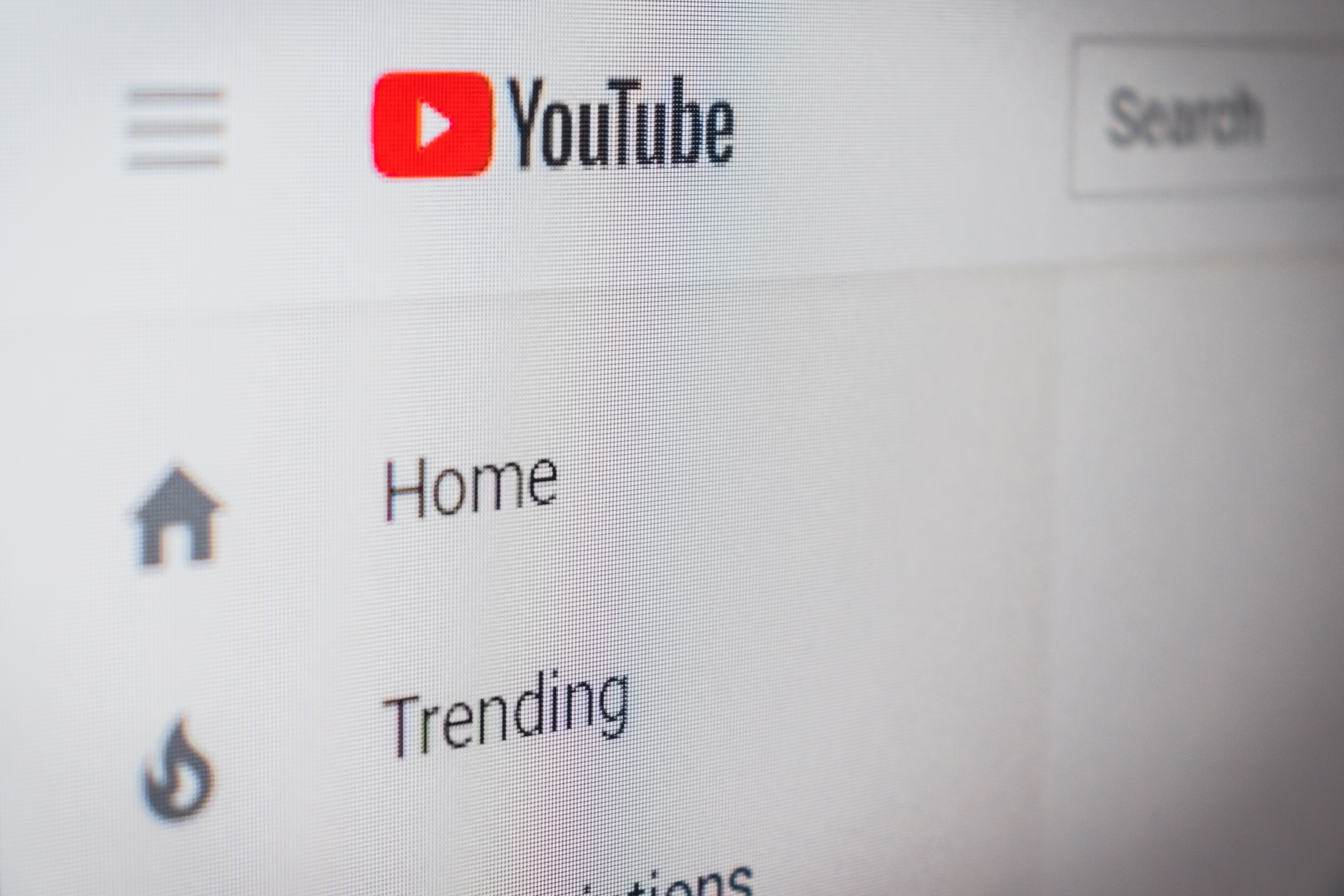 YouTube consentirà a musicisti e attori di richiedere la rimozione dei dipfake YouTube consentirà a musicisti e attori di richiedere la rimozione dei dipfake