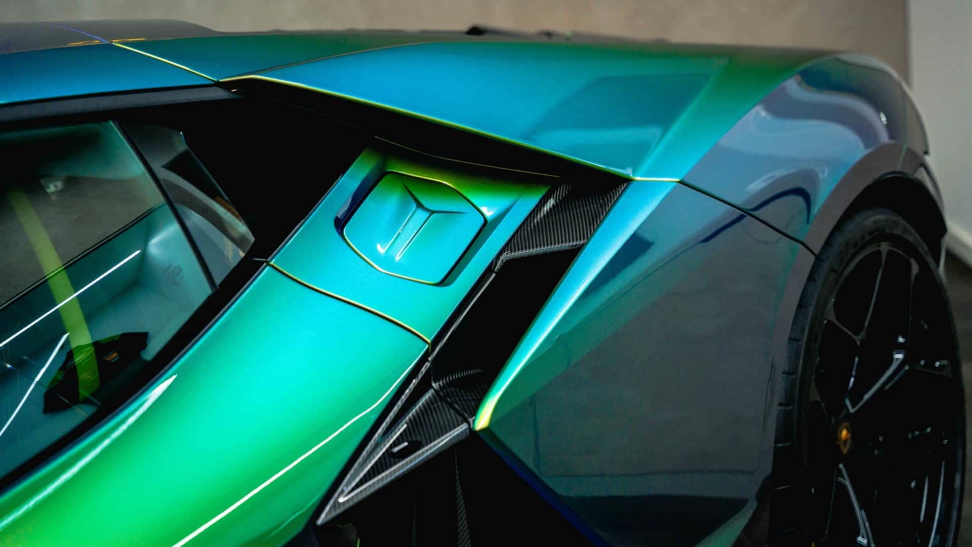 Lamborghini Revuelto con vernice cangiante Lamborghini Revuelto con vernice cangiante