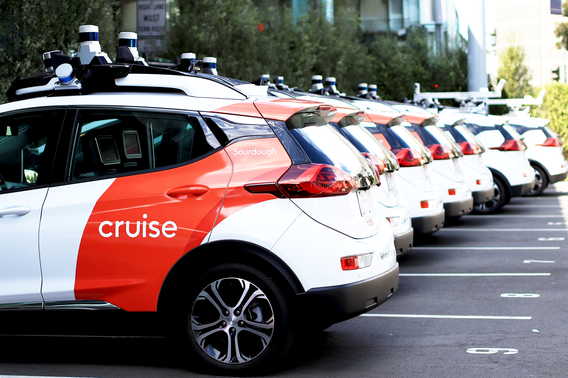 Cruise taglierà 900 lavoratori e rivedrà i piani per i robotaxi Cruise taglierà 900 lavoratori e rivedrà i piani per i robotaxi