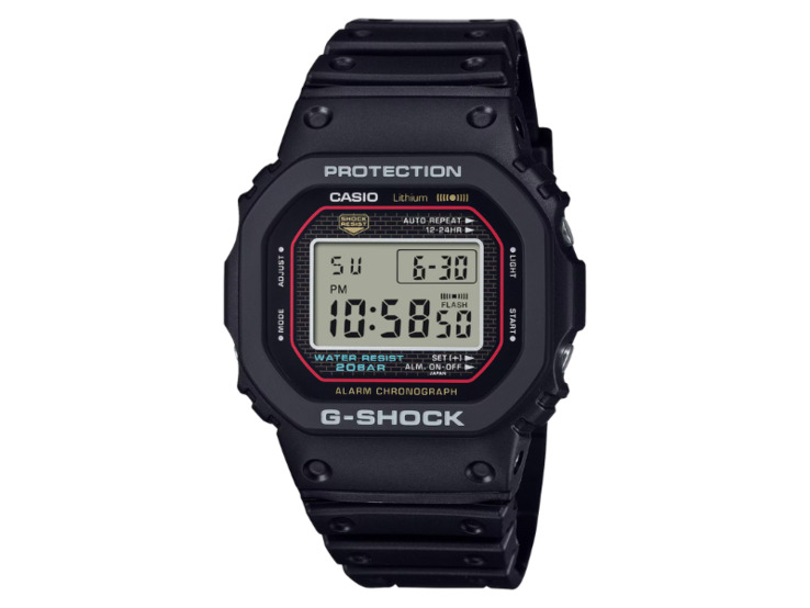 L'orologio G-Shock DW5000R contro il paesaggio urbano L'orologio G-Shock DW5000R contro il paesaggio urbano