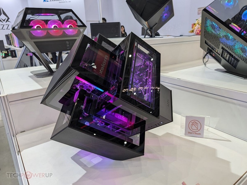 Interno del Cube Case di Azza Interno del Cube Case di Azza