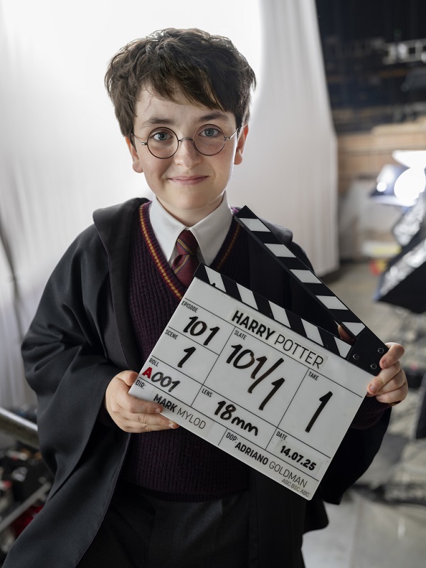 Dominic McLaughlin nei panni di Harry Potter.