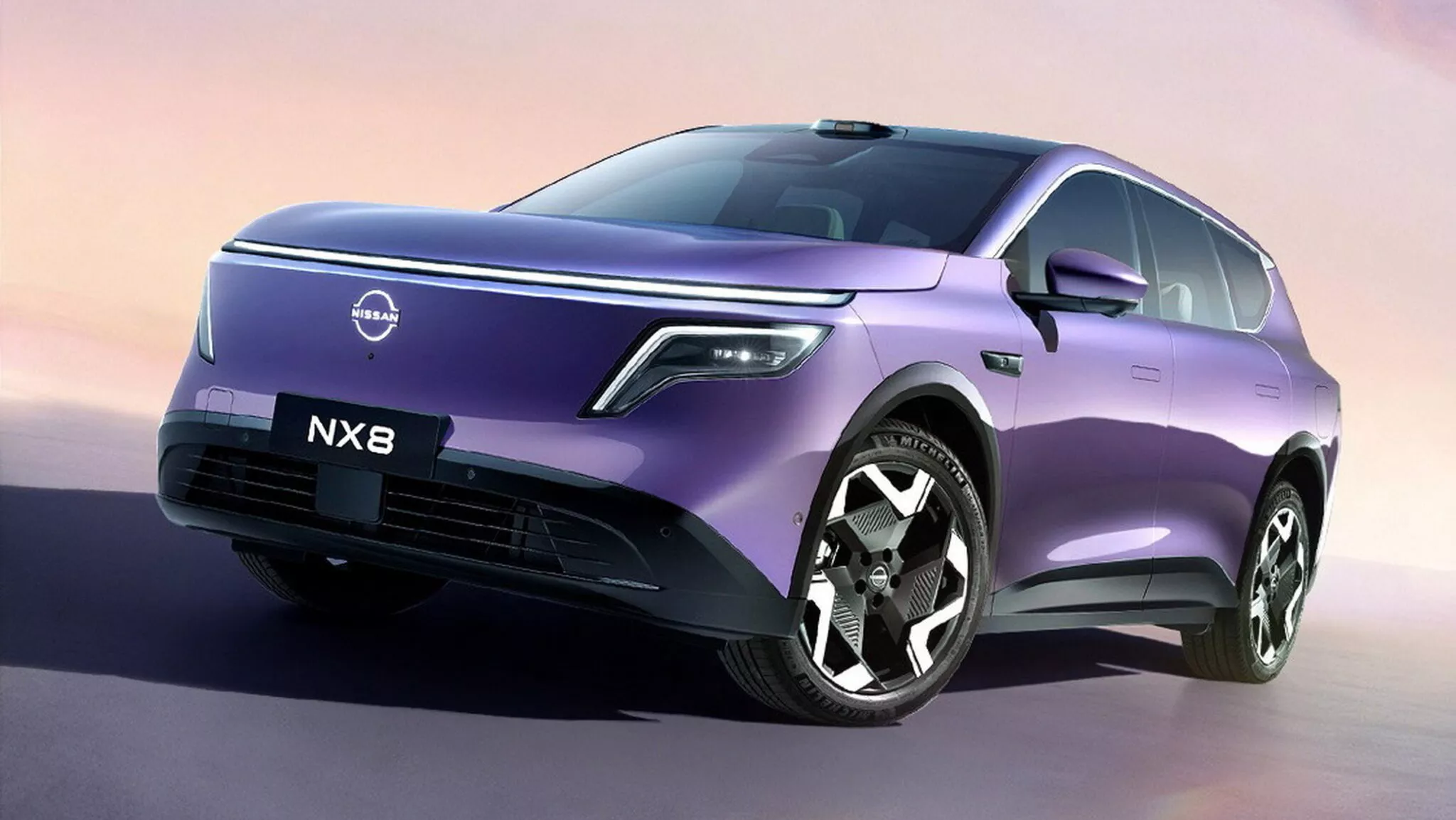 Vista frontale del Nissan NX8 con fari OLED