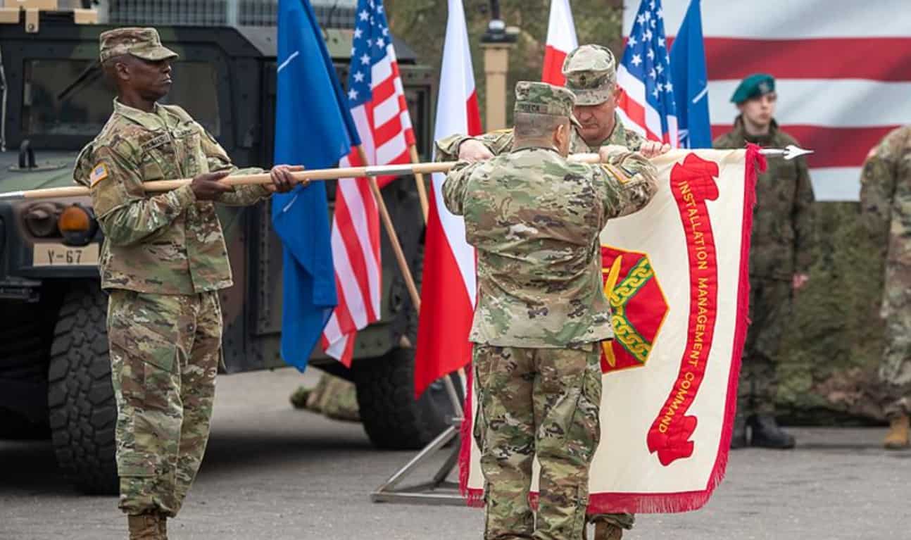 Cerimonia di apertura Cerimonia di apertura della prima base militare permanente degli Stati Uniti in Polonia