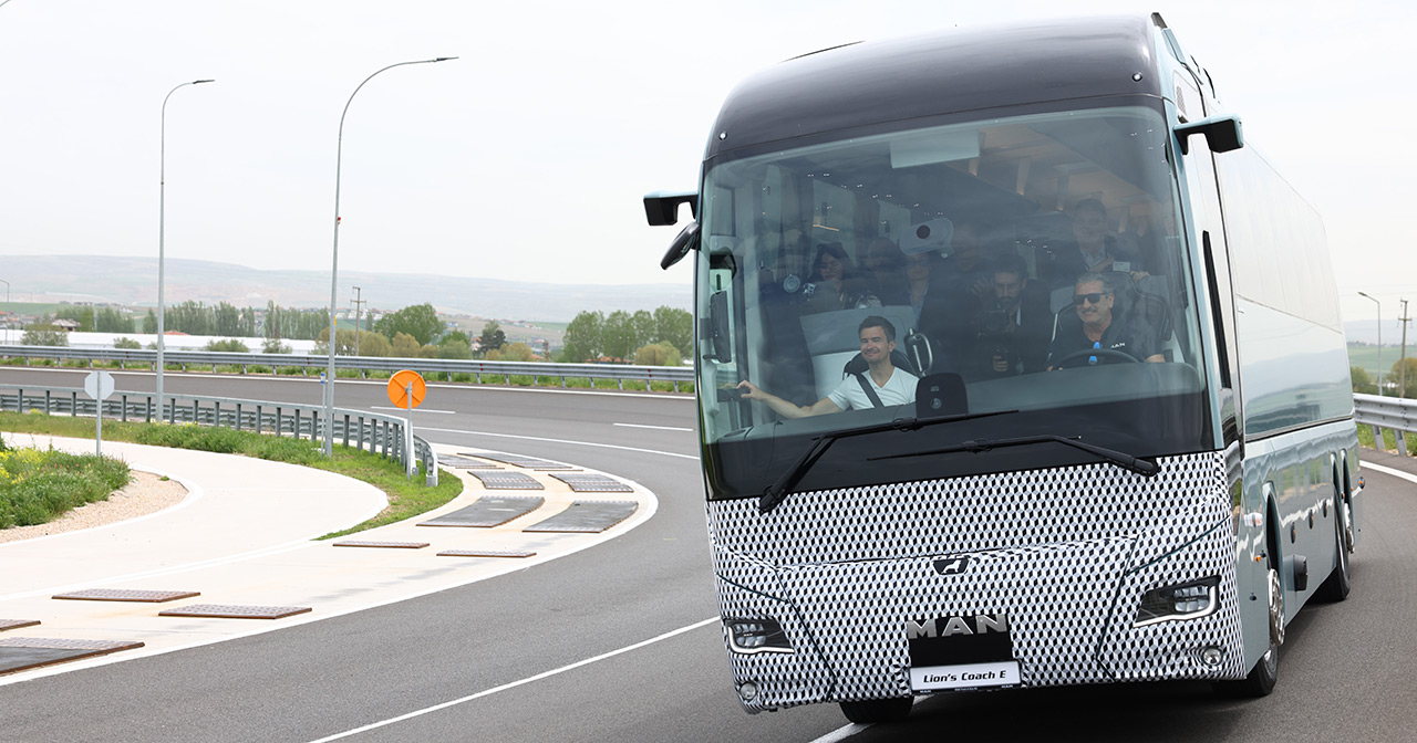 Prototipo dell'autobus elettrico MAN Lion's Coach E, camuffato Prototipo dell'autobus elettrico MAN Lion's Coach E, camuffato