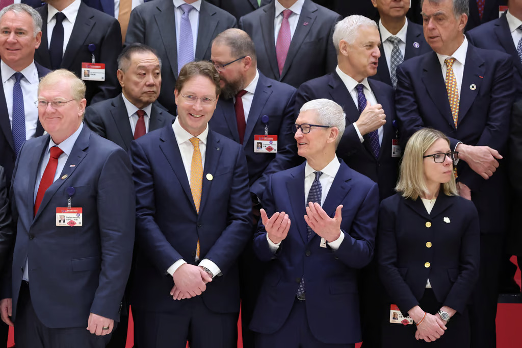 Tim Cook parla con altri partecipanti prima della cerimonia di apertura del China Development Forum a Pechino