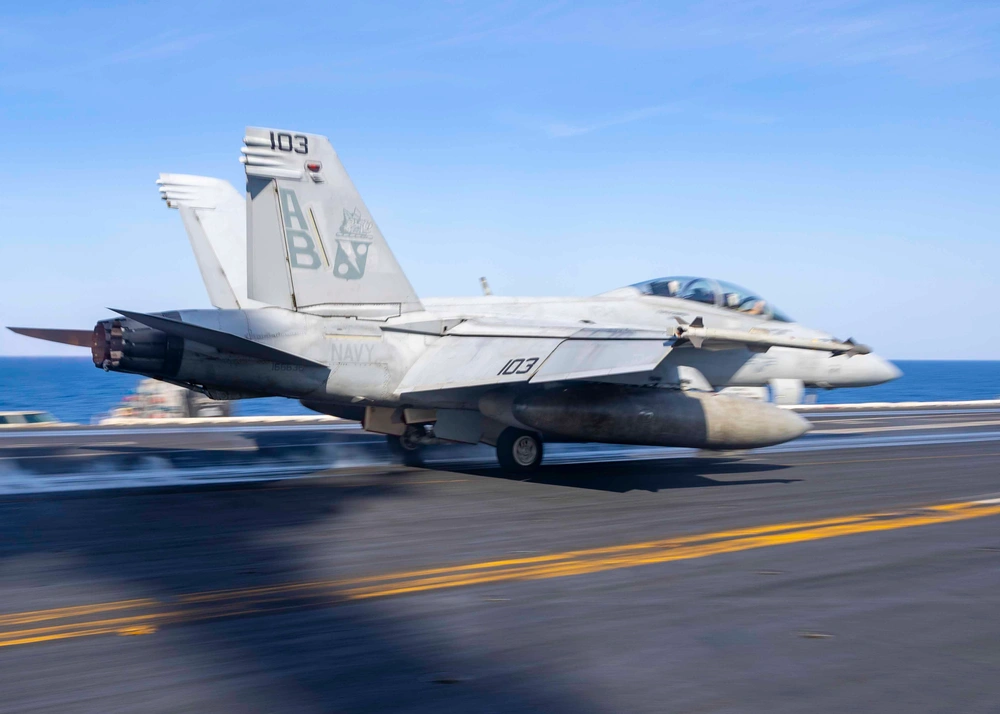 Un F/A-18F Super Hornet decolla dalla portaerei USS Harry S. Truman