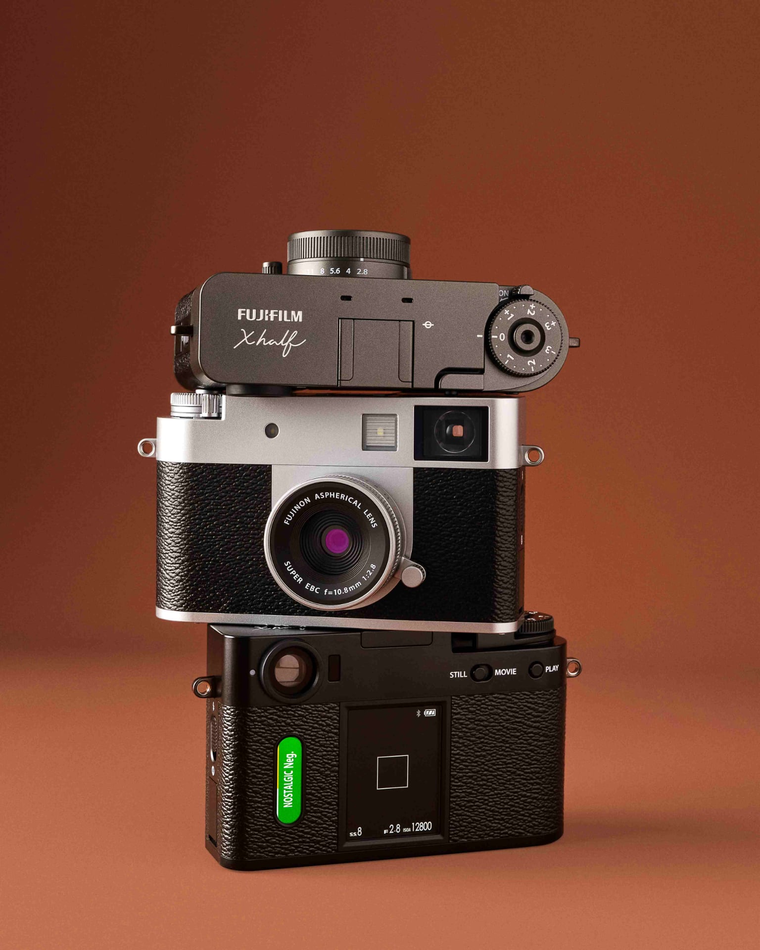Design della fotocamera Fujifilm X half Tre varianti di design della fotocamera X half. Illustrazione: Fujifilm