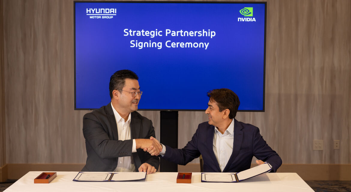 Cerimonia di firma della partnership a Las Vegas, Nevada, USA. Da sinistra a destra: Heung Soo Kim e Rishi Dhall.