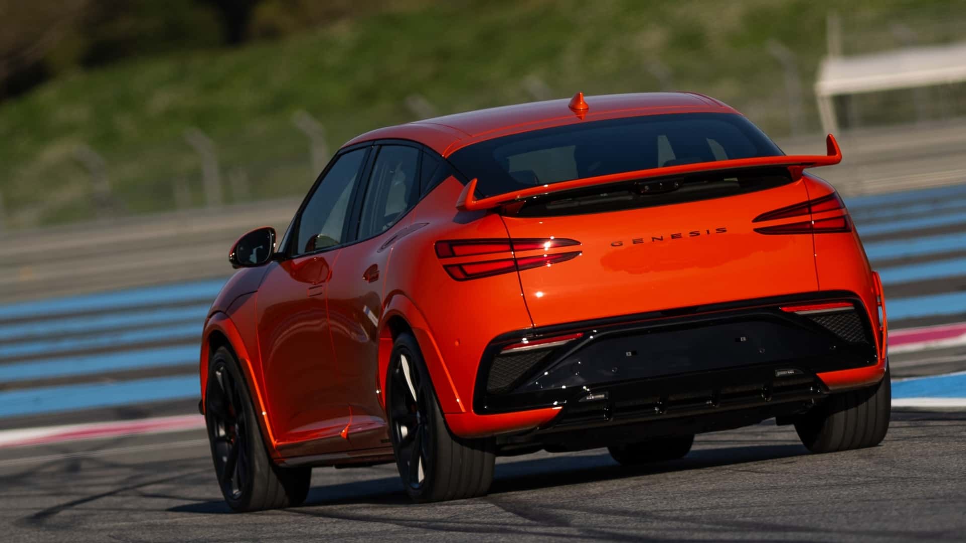 Genesis GV60 Magma sulla pista Paul Ricard