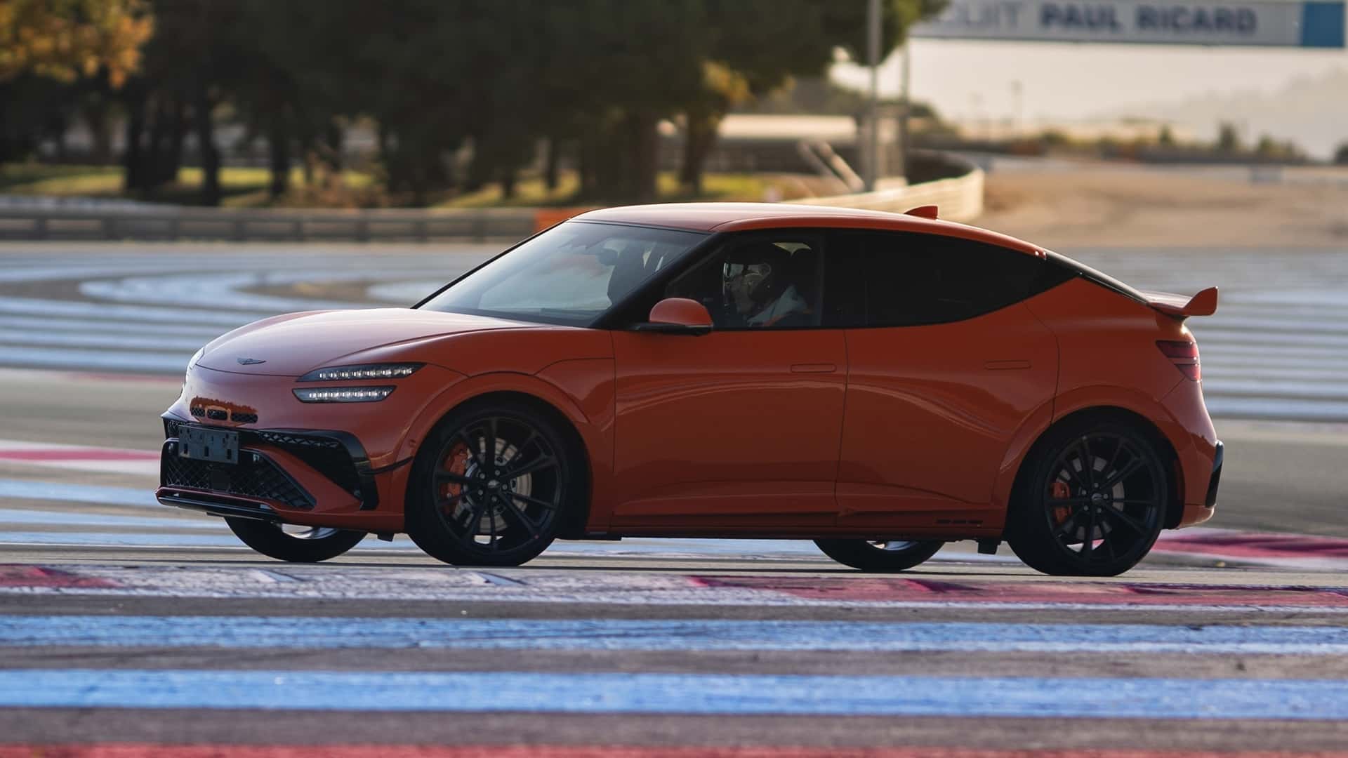 Genesis GV60 Magma 2026 sulla pista