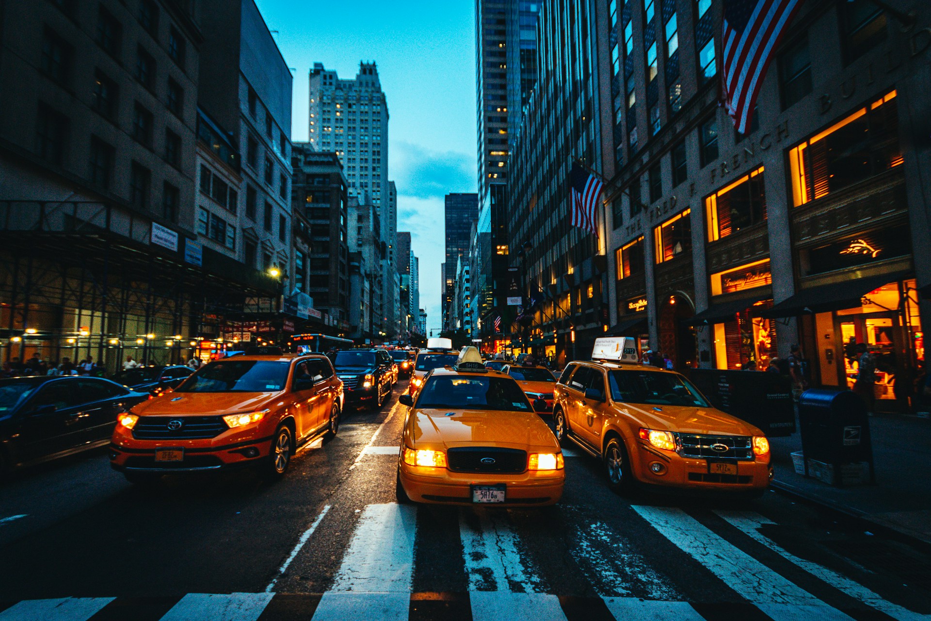La città di New York autorizzerà la sperimentazione di taxi robotizzati con un operatore di sicurezza al volante La città di New York autorizzerà la sperimentazione di taxi robotizzati con un operatore di sicurezza al volante