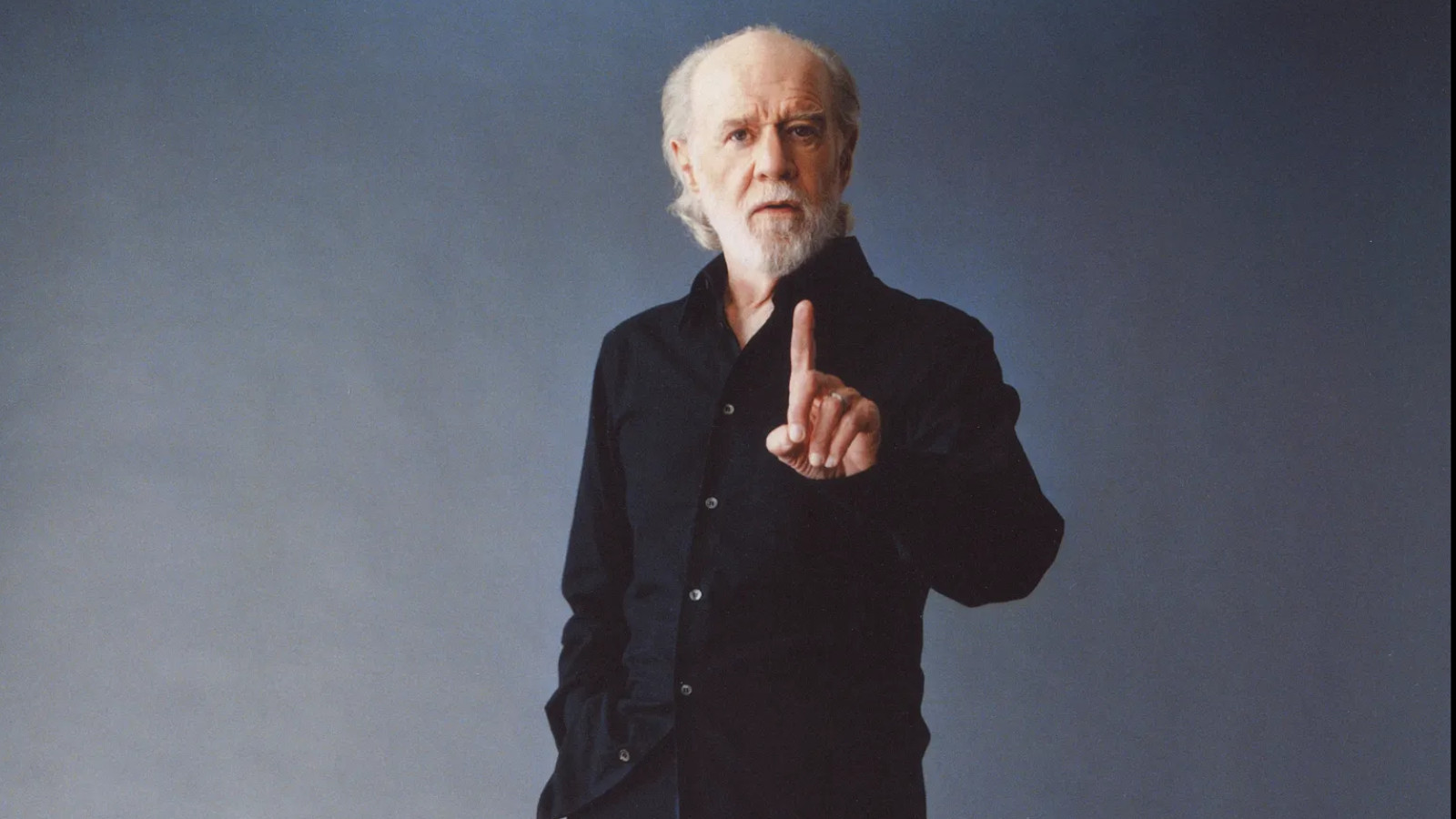 Lo scandaloso show di George Carlin sull'intelligenza artificiale è stato scritto da un essere umano, hanno ammesso gli autori del podcast Dudesy. 