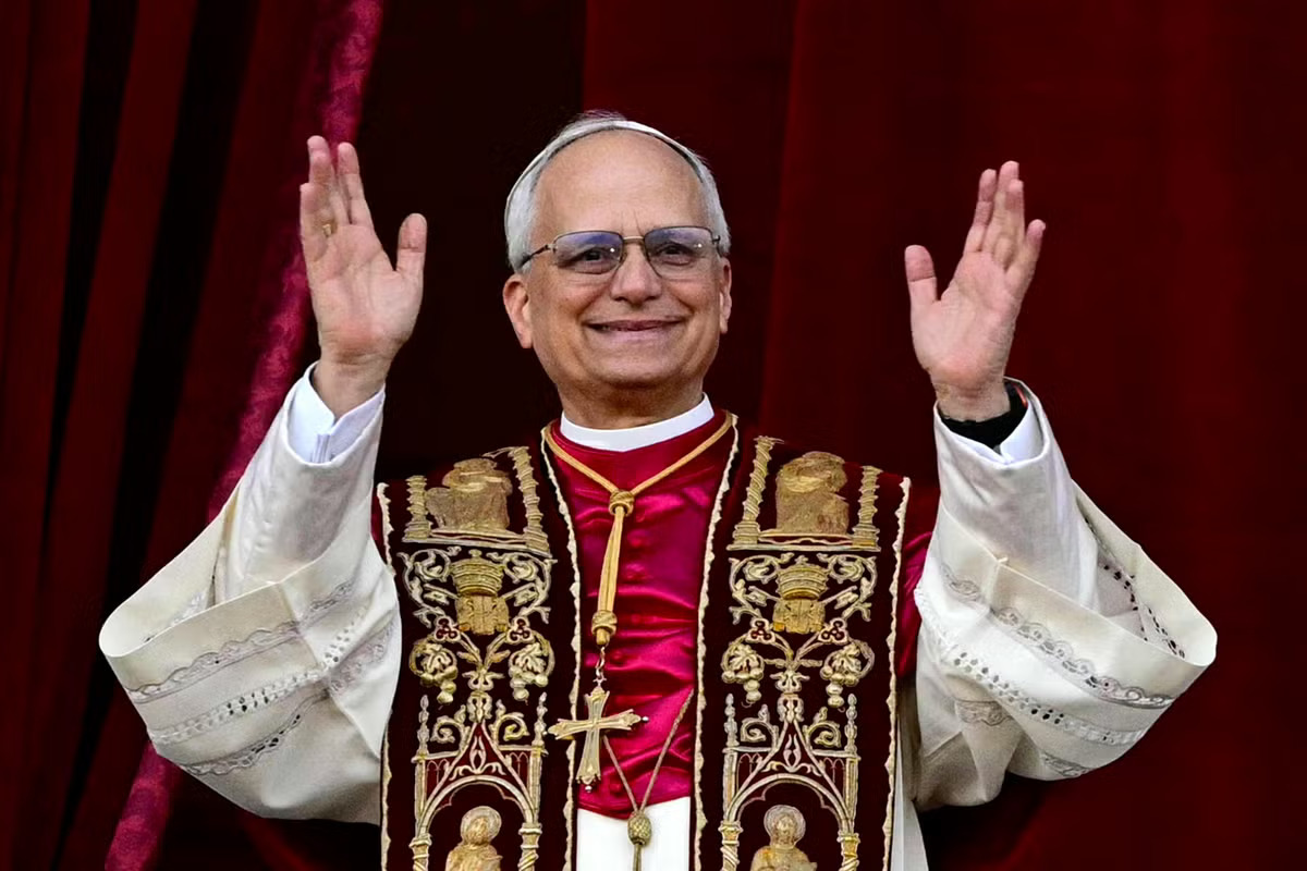Papa Romano Leone XIV con un Apple Watch al polso Papa Romano Leone XIV con un Apple Watch al polso