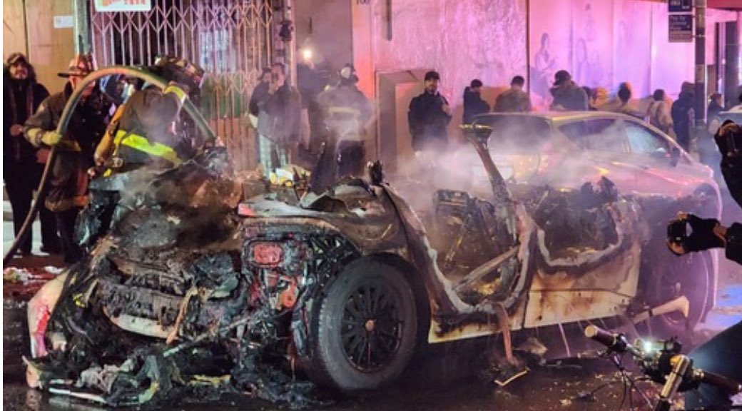 Il robotaxi di Waymo attaccato e dato alle fiamme a San Francisco Il robotaxi di Waymo attaccato e dato alle fiamme a San Francisco