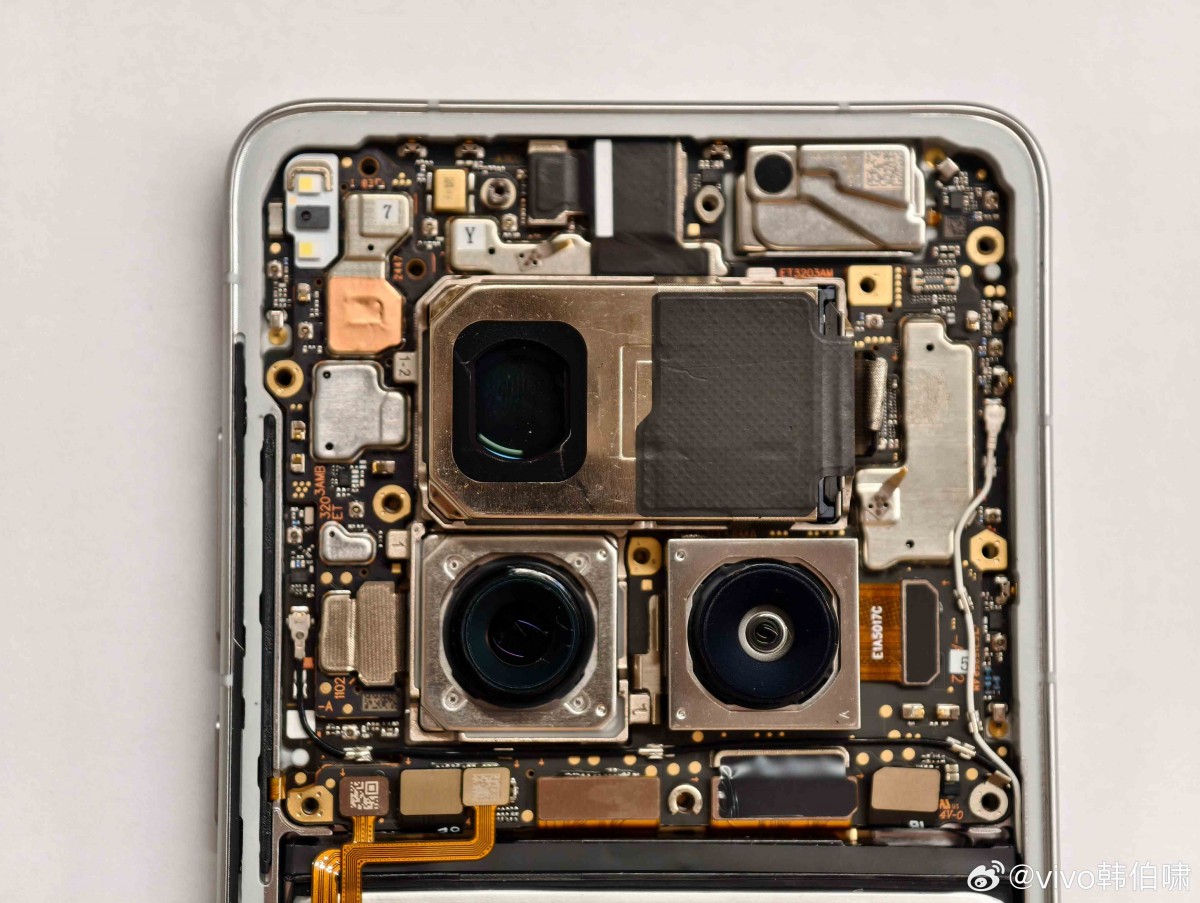 Rendering di Vivo X200 Ultra Rendering di Vivo X200 Ultra