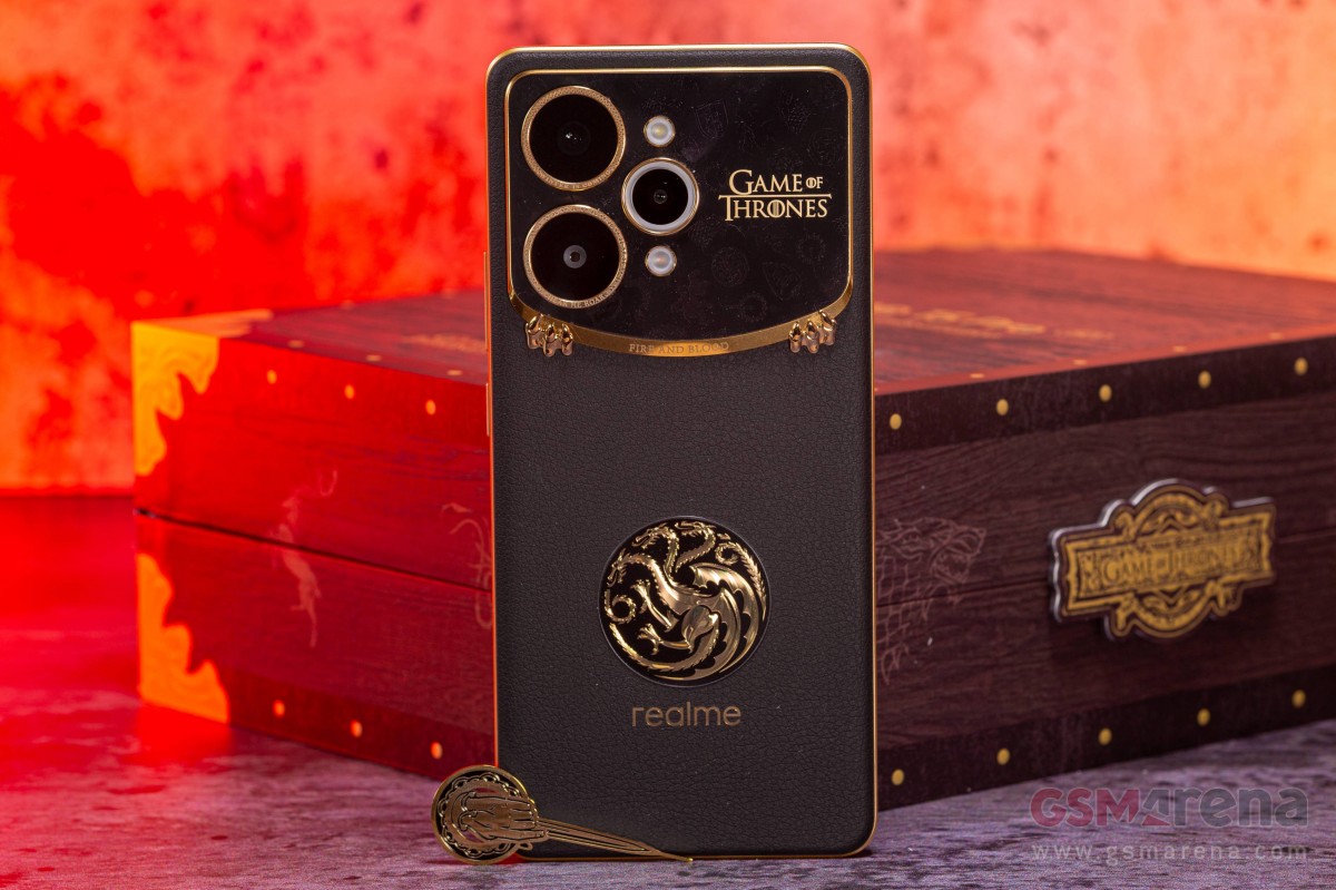 Smartphone Realme 15 Pro con logo della casa Targaryen