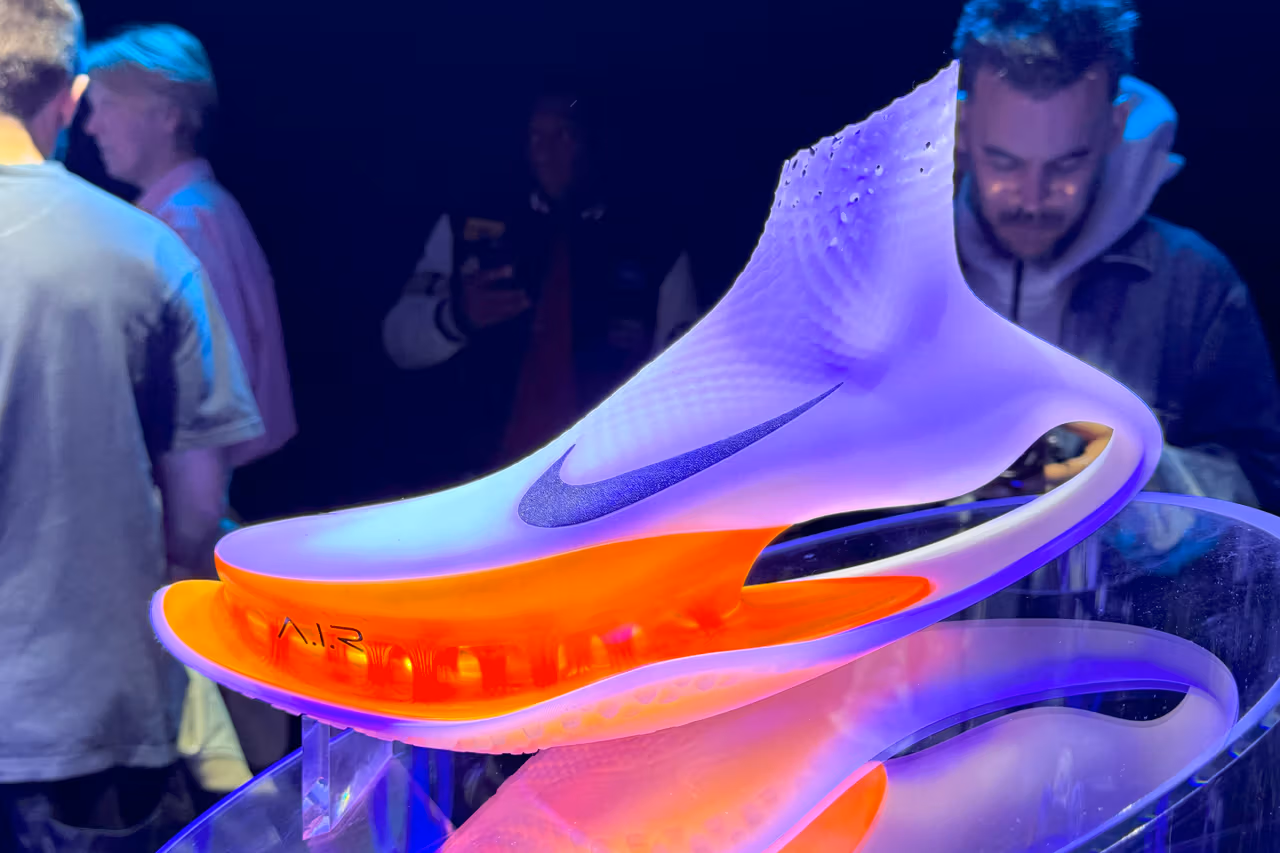 Nike ha utilizzato l'intelligenza artificiale per sviluppare una collezione di trainer A.I.R. per gli atleti professionisti in vista delle Olimpiadi di Parigi. Nike ha utilizzato l'intelligenza artificiale per sviluppare una collezione di trainer A.I.R. per gli atleti professionisti in vista delle Olimpiadi di Parigi.