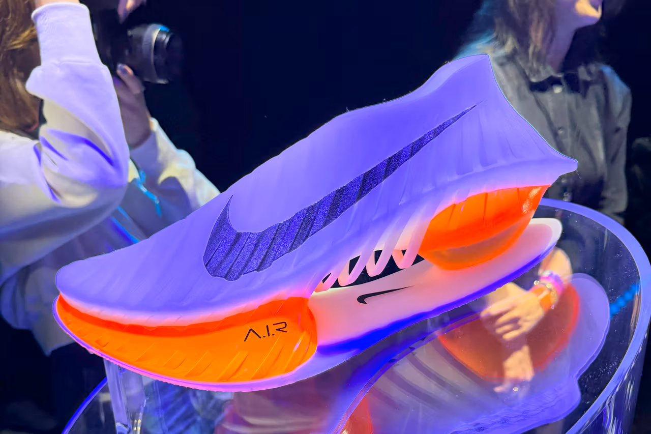 Nike ha utilizzato l'intelligenza artificiale per sviluppare una collezione di trainer A.I.R. per gli atleti professionisti in vista delle Olimpiadi di Parigi.-5 Nike ha utilizzato l'intelligenza artificiale per sviluppare una collezione di trainer A.I.R. per gli atleti professionisti in vista delle Olimpiadi di Parigi.-5
