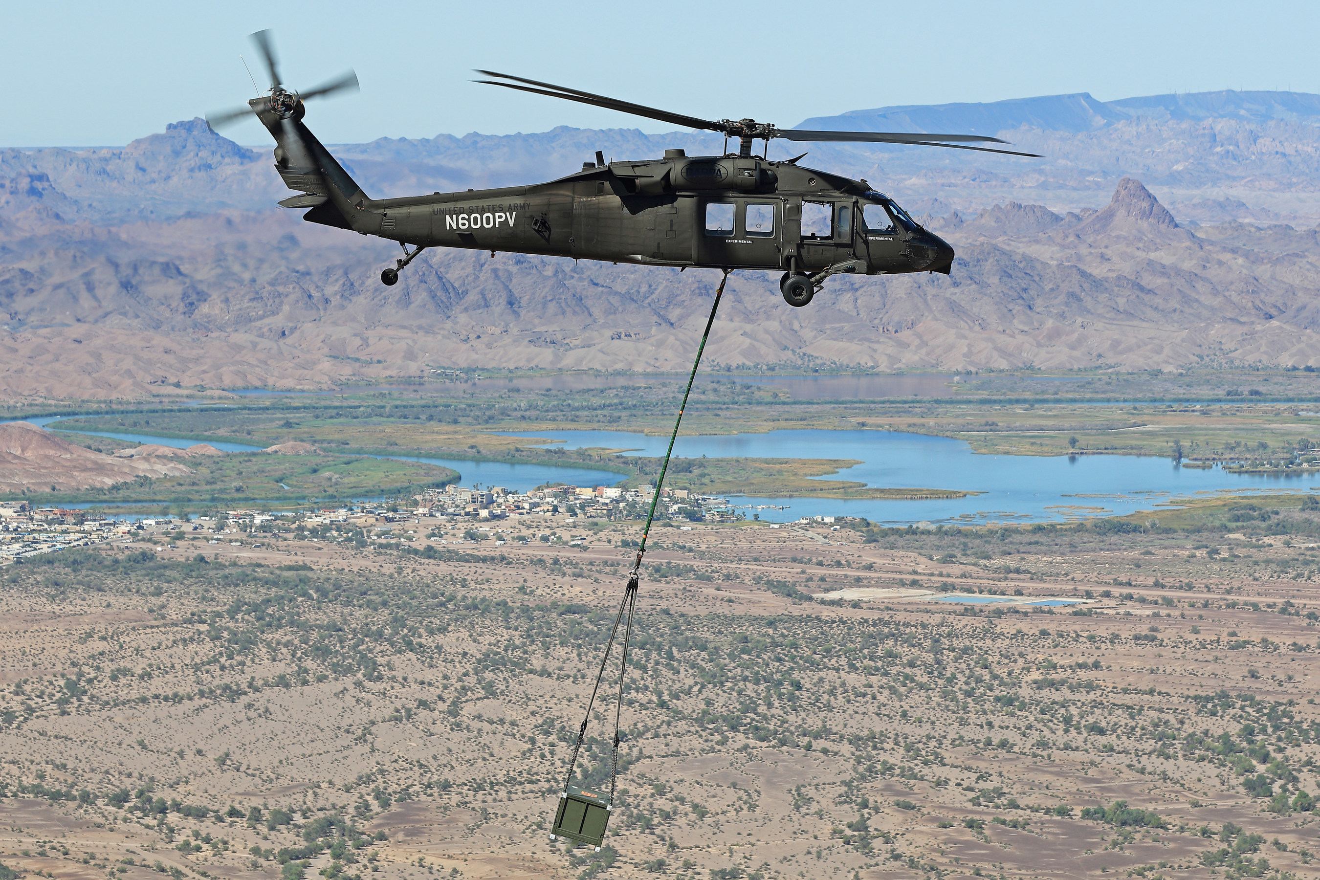 Lockheed Martin ha trasformato un elicottero militare Black Hawk in un drone: ha consegnato con successo un paziente e 1.000 kg di carico Lockheed Martin ha trasformato un elicottero militare Black Hawk in un drone: ha consegnato con successo un paziente e 1.000 kg di carico
