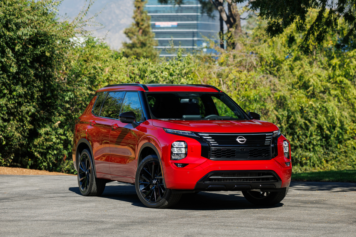 Vista frontale della Nissan Rogue PHEV 2026
