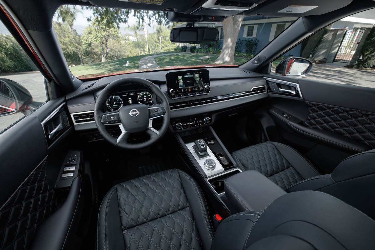 Vista degli interni della Nissan Rogue PHEV 2026