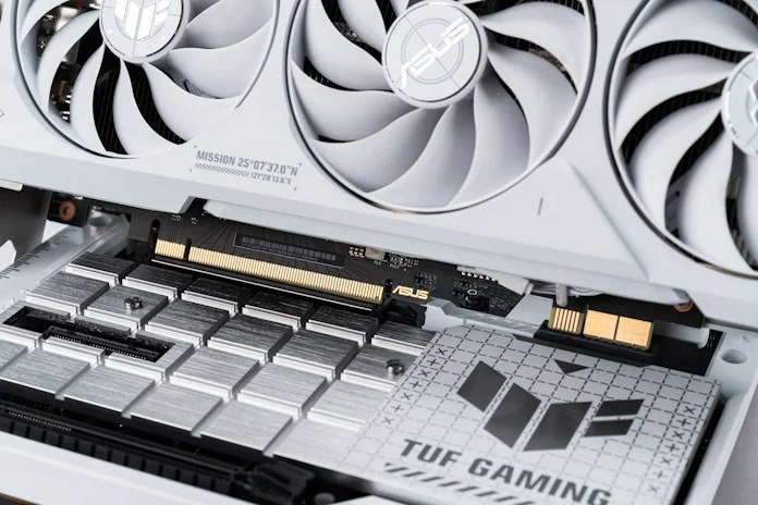 ASUS dimostra un nuovo standard per il trasferimento di potenza PCIe: 250W senza cavi o connettori aggiuntivi Connettore BTF a destra di PCI Express. Illustrazione: Asus