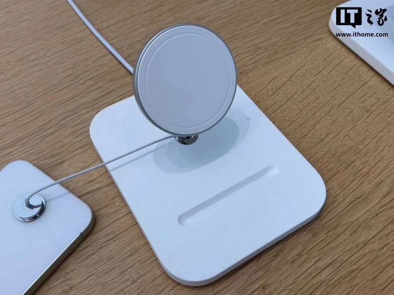 Docking station personalizzate per la dimostrazione dell'iPhone 16e. Illustrazione: Apple