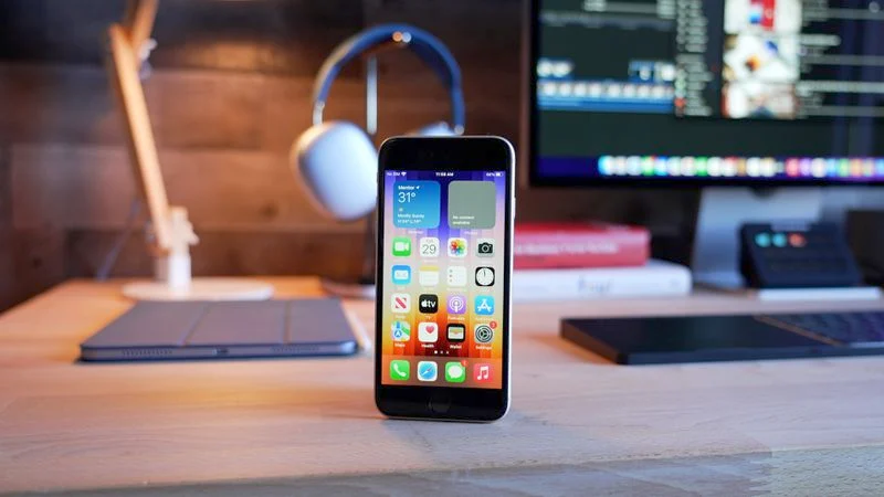 iPhone SE 3. Illustrazione:MacRumors iPhone SE 3, modello con chip A15 Bionic e supporto 5G