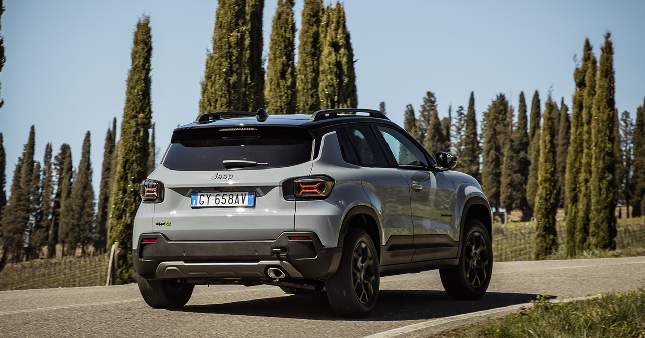 Jeep Avenger 4xe in condizioni di tempesta Jeep Avenger 4xe in condizioni di tempesta
