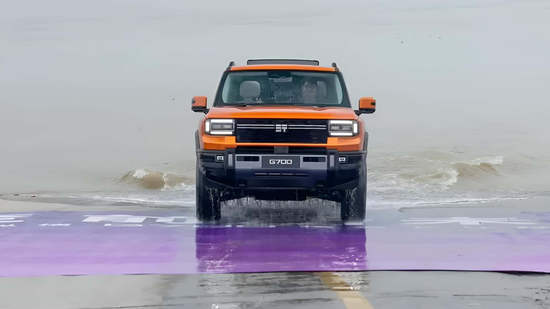 Jetour G700 in movimento sull'acqua Jetour G700 in movimento sull'acqua