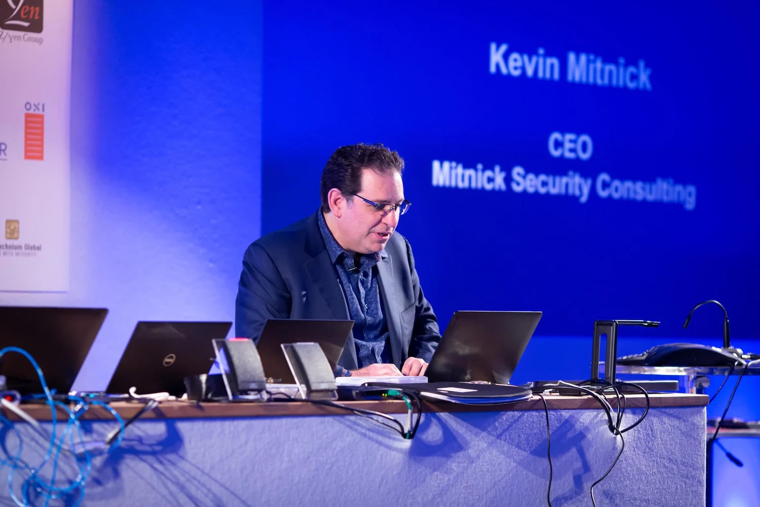 Kevin Mitnick tiene un discorso all'evento "Cyber Intrusion".