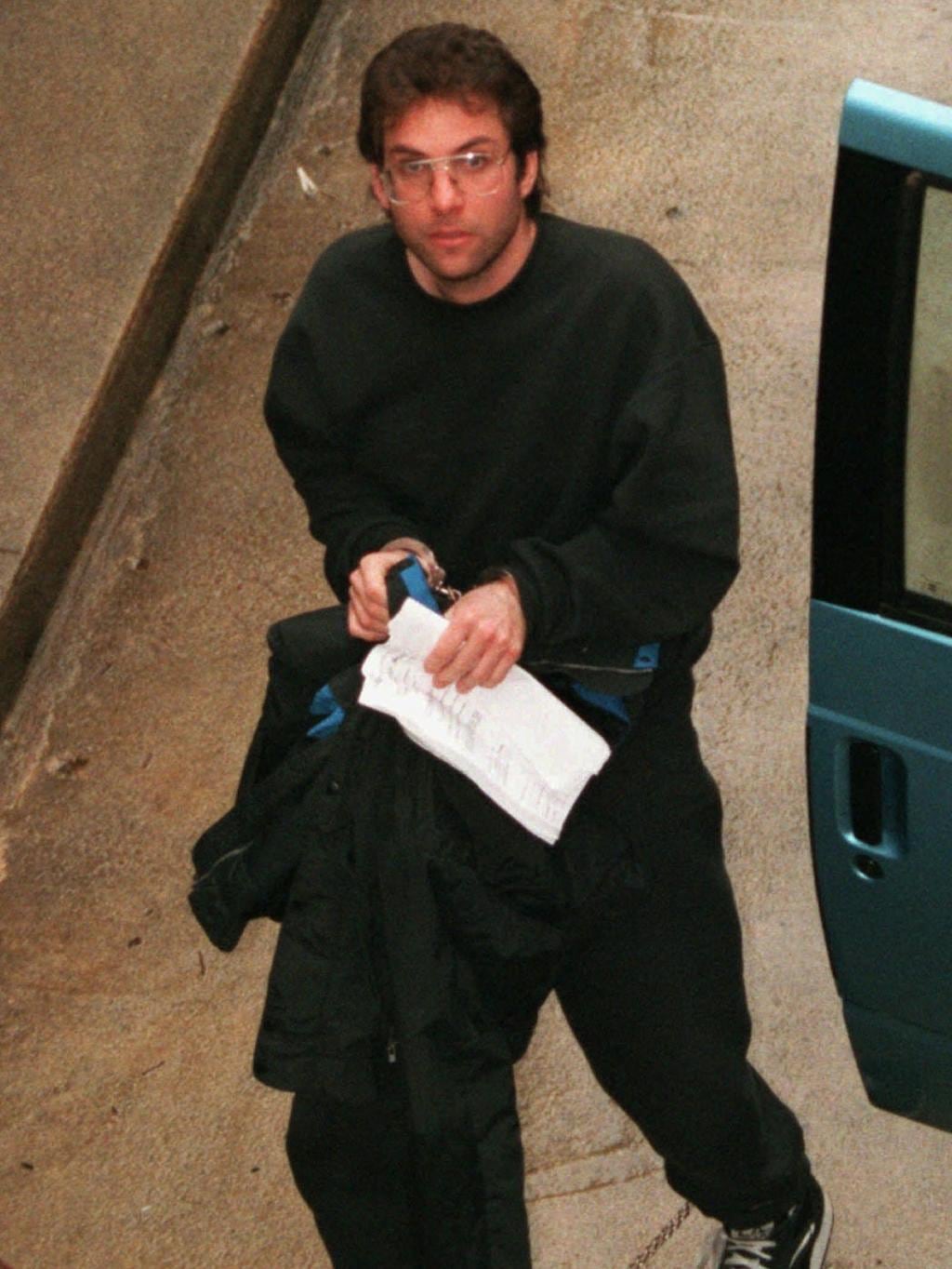Kevin Mitnick entra in manette nel tribunale degli Stati Uniti dopo il suo arresto. Illustrazione: Herald Sun
