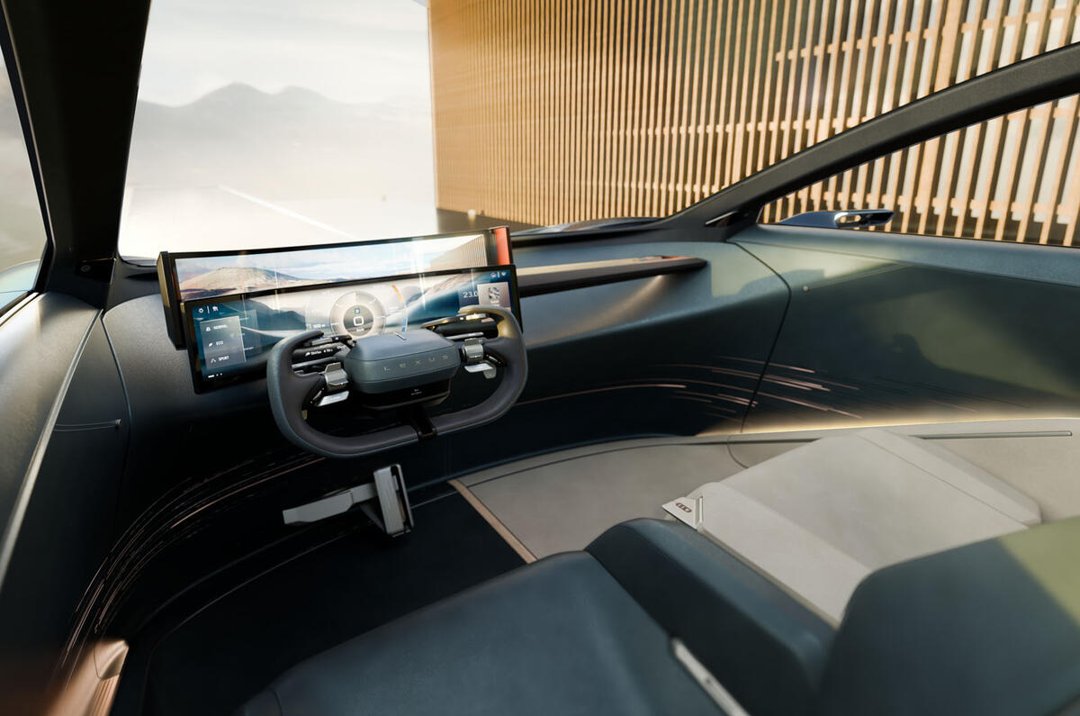 Interno anteriore del Lexus LS Coupé