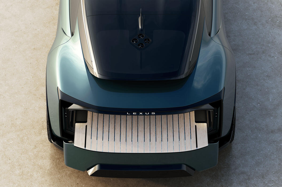 Retro del Lexus LS Coupé con bagagliaio aperto