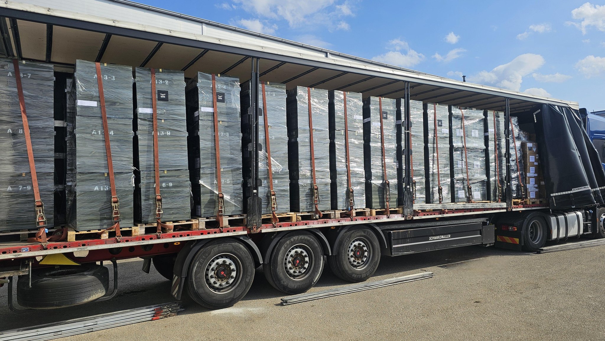 Un camion con droni per l'Ucraina Un camion con droni per l'Ucraina