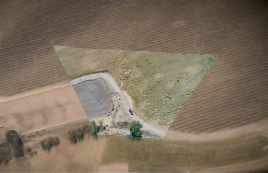 Flusso video del drone basato su dati satellitari tridimensionali Flusso video del drone basato su dati satellitari tridimensionali