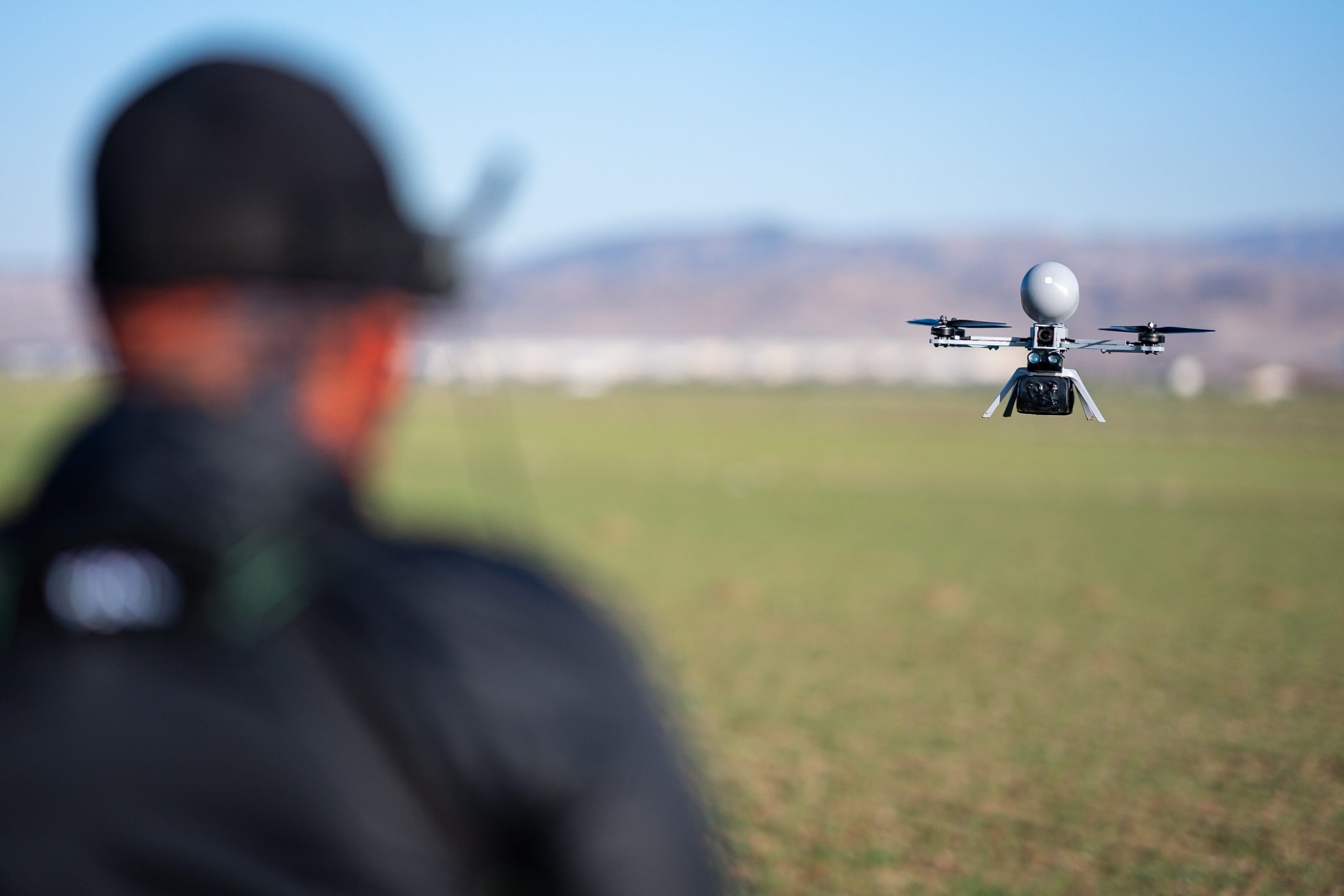 Il drone MERKÜT FPV in volo Il drone MERKÜT FPV in volo