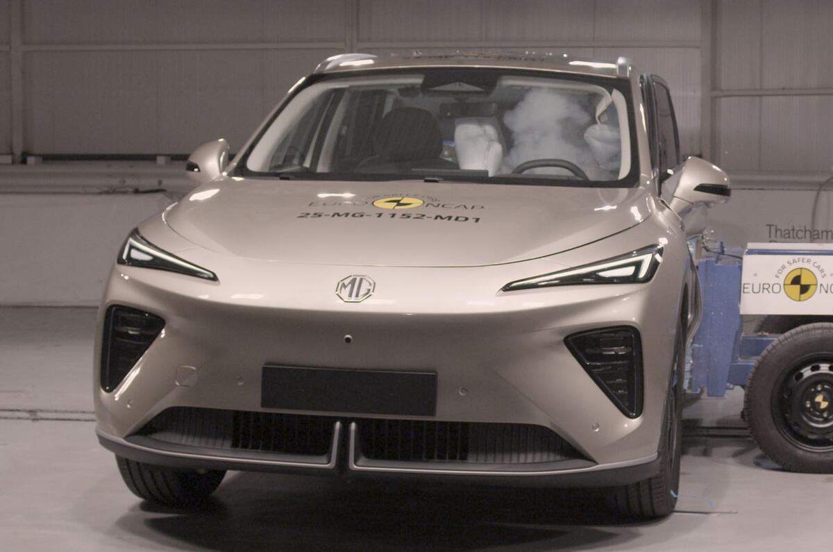 Foto del crash frontale del MG S6 EV