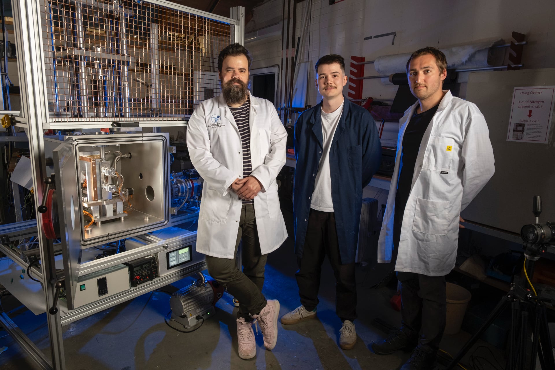 Dottor Gilles Bailet, Matthew Deans e Charlie Patterson con l'installazione di prova NextSpace TestRig